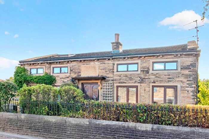 3 Bedroom Detached House For Sale In Woodhall Hills, The Hamlet, Calverley, LS28