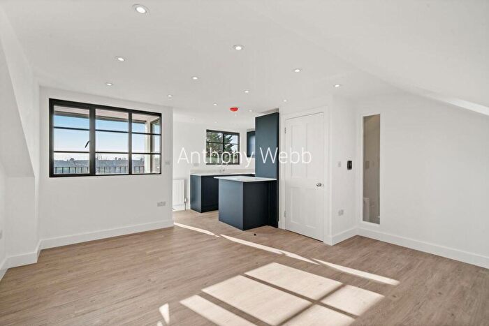 3 Bedroom Flat To Rent In Park Avenue, Palmers Green, London, N13