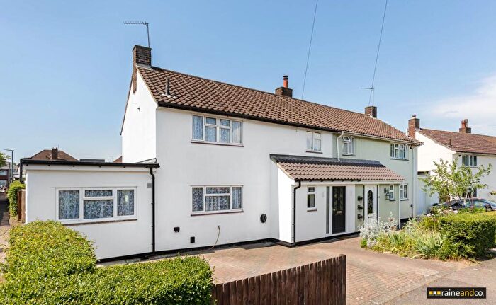 3 Bedroom Semi-Detached House For Sale In Birchwood Close, Hatfield, AL10