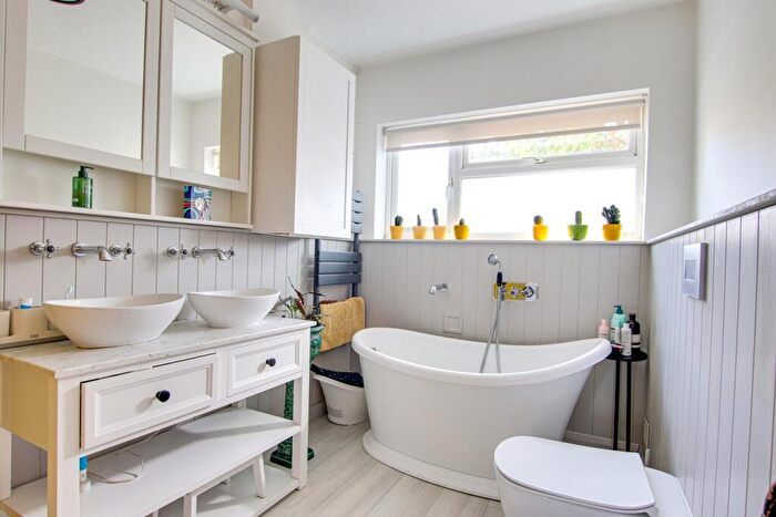 4 Bedroom Bungalow For Sale In Yeovilton Close, Everton, Lymington, SO41