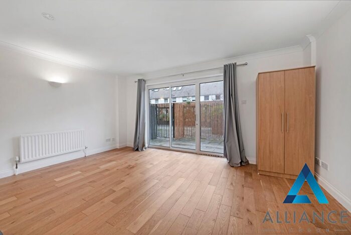 3 Bedroom Flat To Rent In Narrow Street, London, E14