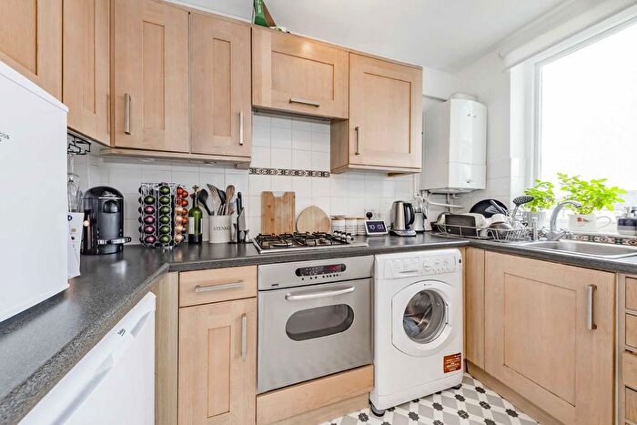 1 Bedroom Flat To Rent In Thornton Avenue, Balham, SW2