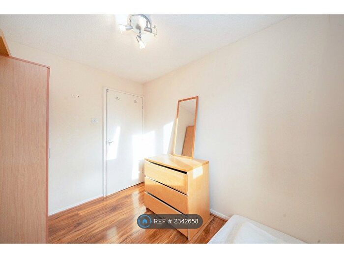 2 Bedroom Flat To Rent In Courtlands Close, Watford, WD24