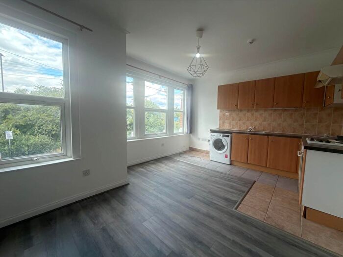 1 Bedroom Flat To Rent In Frome Road, Turnpike Lane, N22