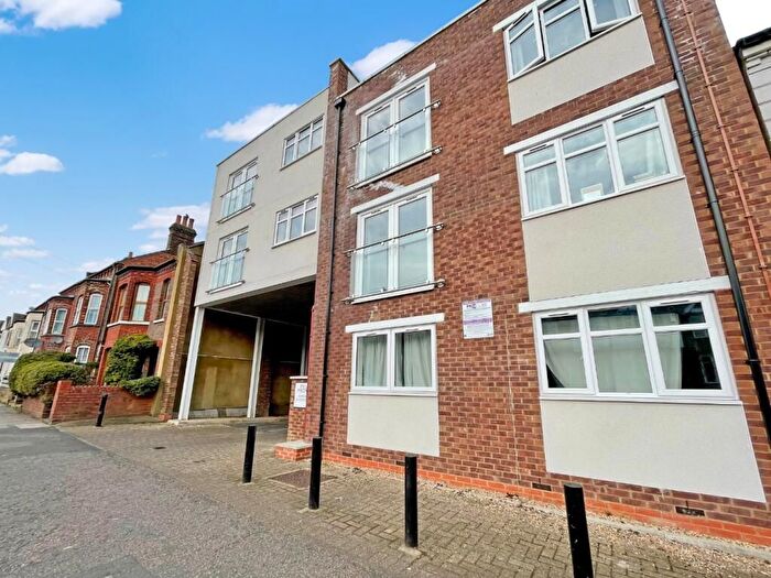 2 Bedroom Flat To Rent In Old Bedford Road, Luton, LU2