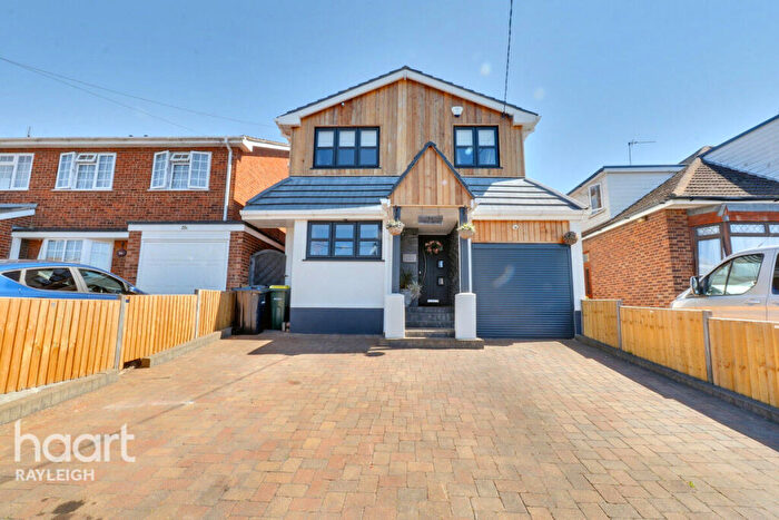 4 Bedroom Detached House For Sale In Hambro Avenue, Rayleigh, SS6