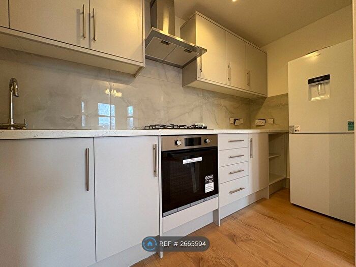 2 Bedroom Flat To Rent In High Road, London, N12
