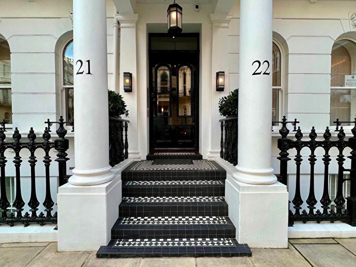 3 Bedroom Flat To Rent In Kensington, London, W8