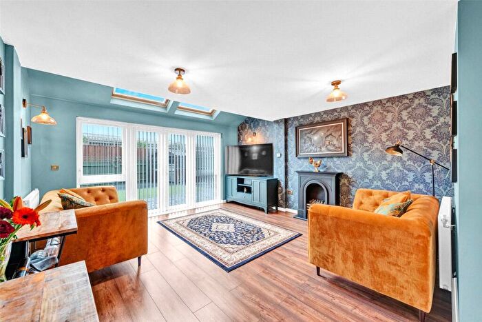 4 Bedroom End Of Terrace House For Sale In Stone House Lane, Dartford, Kent, DA2