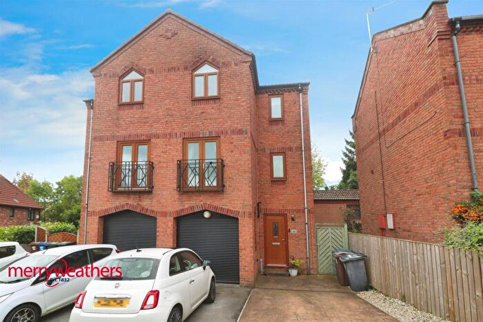 3 Bedroom Town House For Sale In Laithe Croft, Dodworth, Barnsley, S75