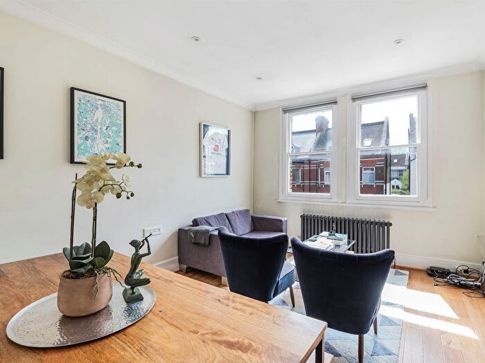 2 Bedroom Flat To Rent In Station Road, London, N3