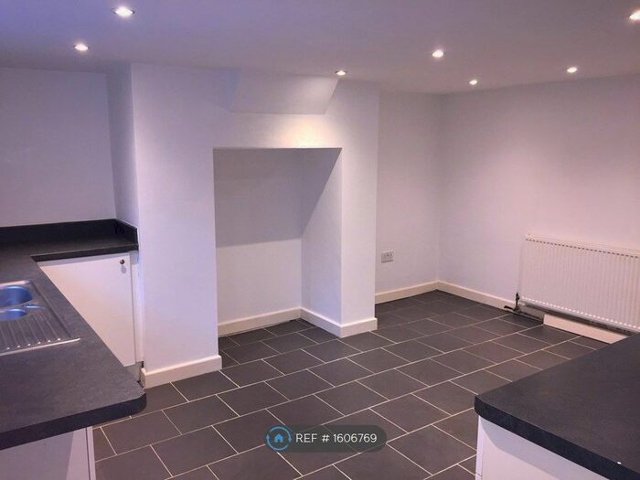 3 Bedroom Terraced House To Rent In School Street, Huddersfield, HD5