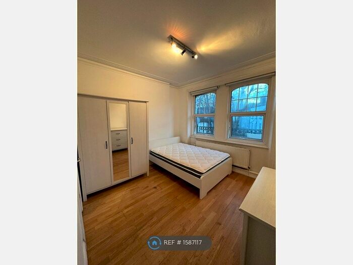 Studio To Rent In Barons Court Road, London, W14