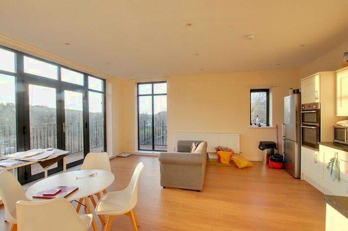3 Bedroom Flat To Rent In Lower Bristol Road, Bath, BA2