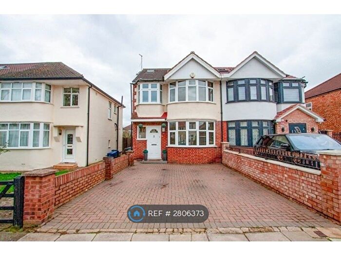 4 Bedroom Semi-Detached House To Rent In Barmouth Avenue, Perivale, Greenford, UB6