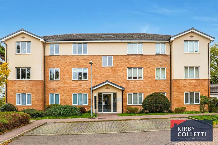 2 Bedroom Flat For Sale In Woollens Grove, Hoddesdon, EN11