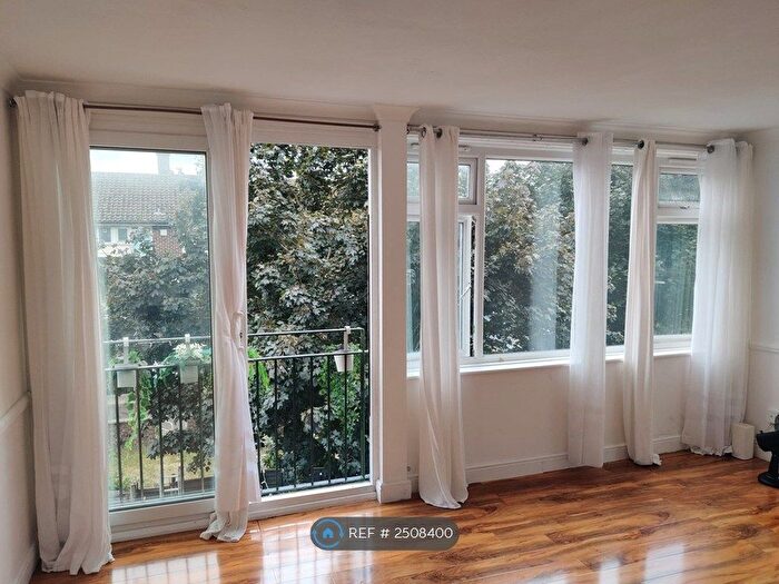 3 Bedroom Maisonette To Rent In Aintree Estate, London, SW6