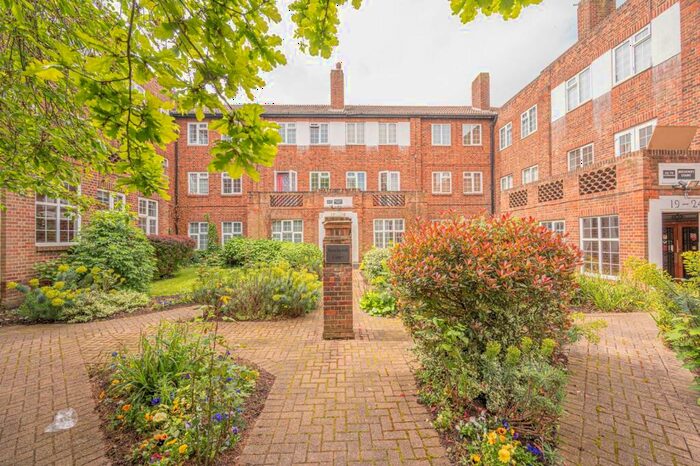 3 Bedroom Flat To Rent In Beechcroft Court, Temple Fortune, London, NW11