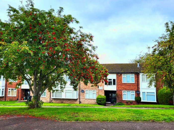 2 Bedroom Flat To Rent In Mead Way, Bushey, WD23