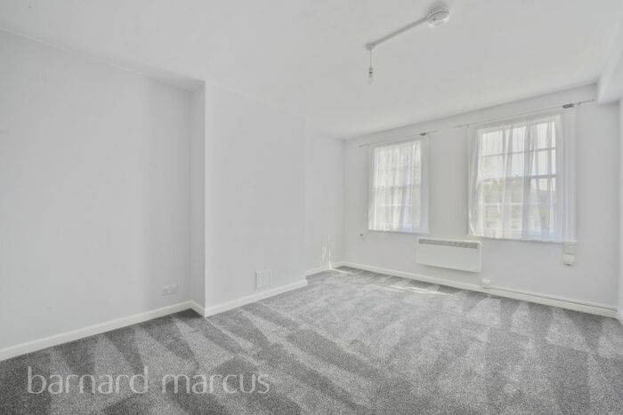 2 Bedroom Flat To Rent In Hampton Court Parade, East Molesey, KT8