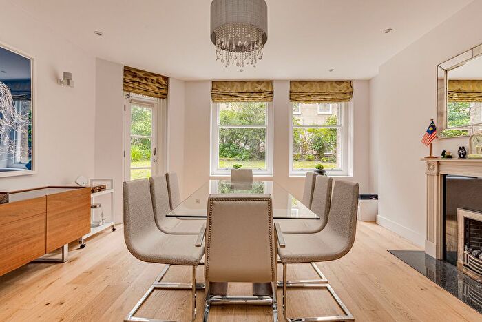4 Bedroom Flat For Sale In Campden Hill Road, London, W8