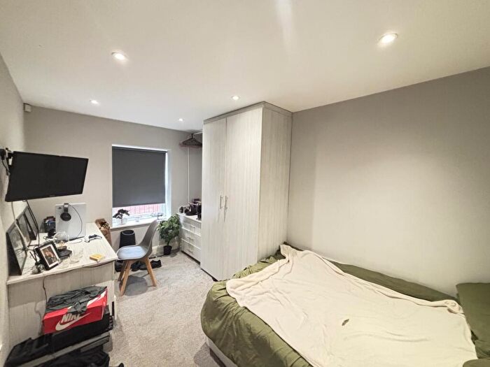 2 Bedroom Flat To Rent In Victoria Road, Leeds, LS6