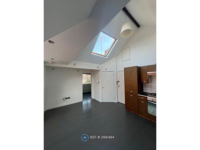 2 Bedroom Terraced House To Rent In Bed Terraced House, Golders Green, NW11