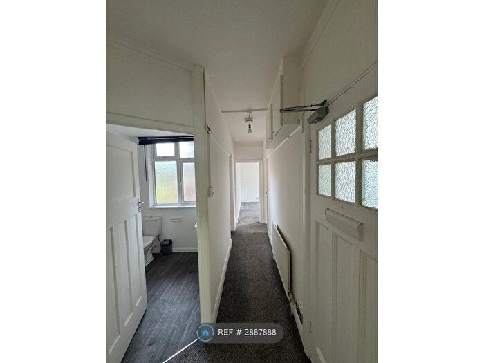 2 Bedroom Flat To Rent In Warwick Court, London, N11