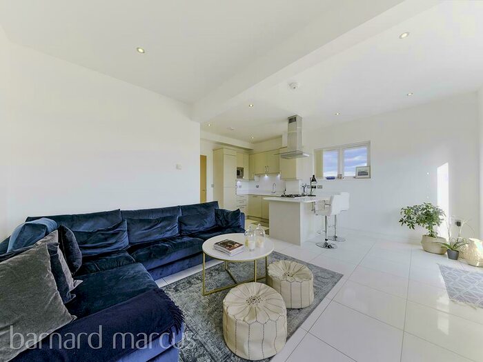 2 Bedroom Flat To Rent In - Coombe Road, New Malden, KT3