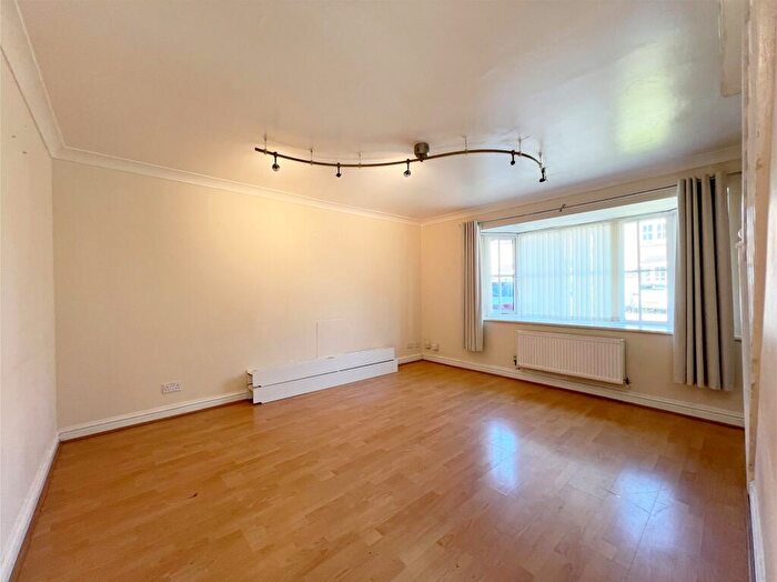 3 Bedroom End Of Terrace House To Rent In Mill Avenue, Huddersfield, HD5