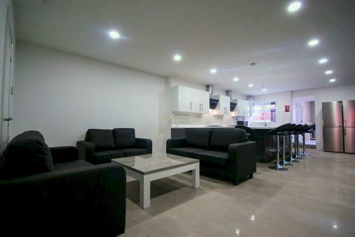 8 Bedroom Terraced House To Rent In Raddlebarn Road - Ensuite Student Property, B29