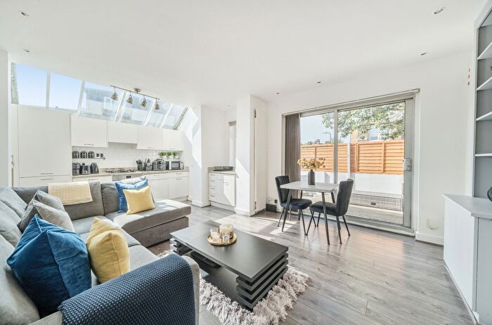 2 Bedroom Flat For Sale In Kingswood Road, London, W4