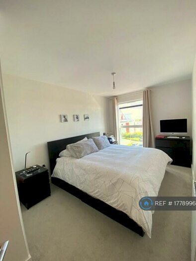 2 Bedroom Flat To Rent In The Square, Bristol, BS16