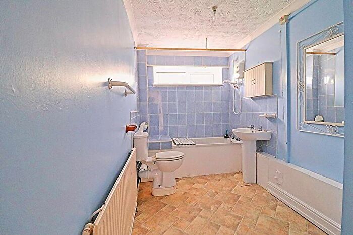 1 Bedroom Apartment For Sale In Vange Hill Drive, Basildon, SS16
