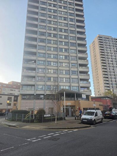 3 Bedroom Flat To Rent In Bromley By Bow, E3