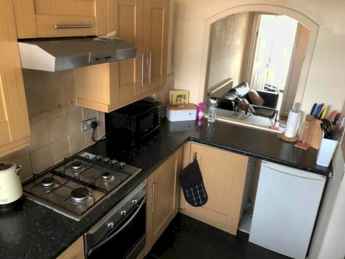 3 Bedroom Flat To Rent In New North Road, Ilford, IG6