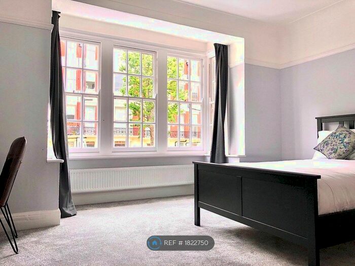 3 Bedroom Flat To Rent In Rochester Court, Hove, BN3