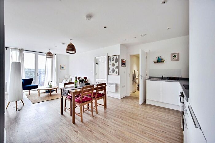 2 Bedroom Flat For Sale In Gillingham Gate Road, Chatham, Kent, ME4