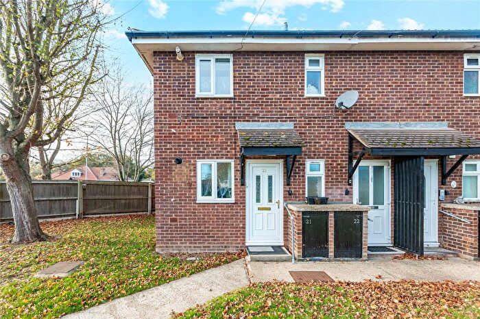 1 Bedroom Maisonette For Sale In Pine Close, Wickford, Essex, SS12