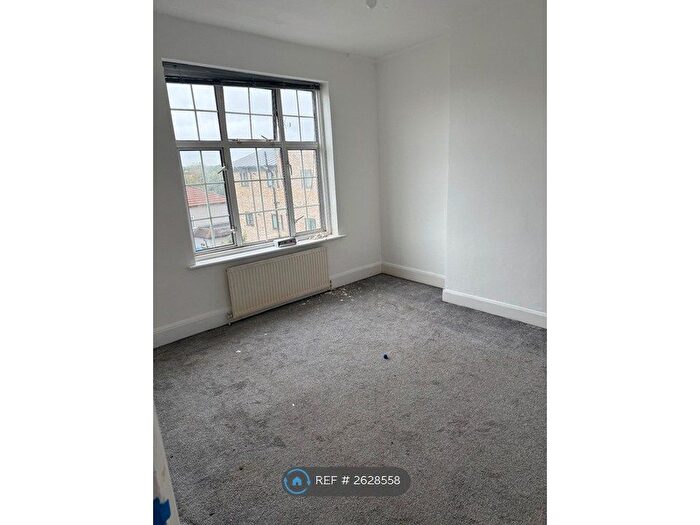 3 Bedroom Flat To Rent In Blackfen Road, Sidcup, DA15