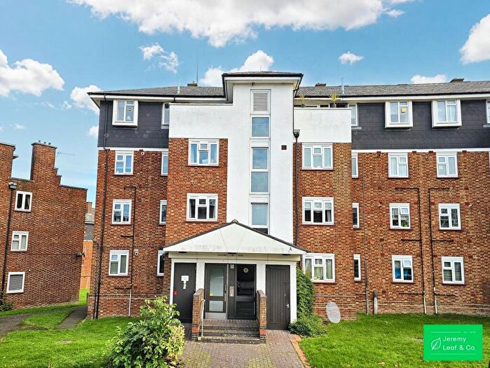 2 Bedroom Flat For Sale In The Grange, London, N2
