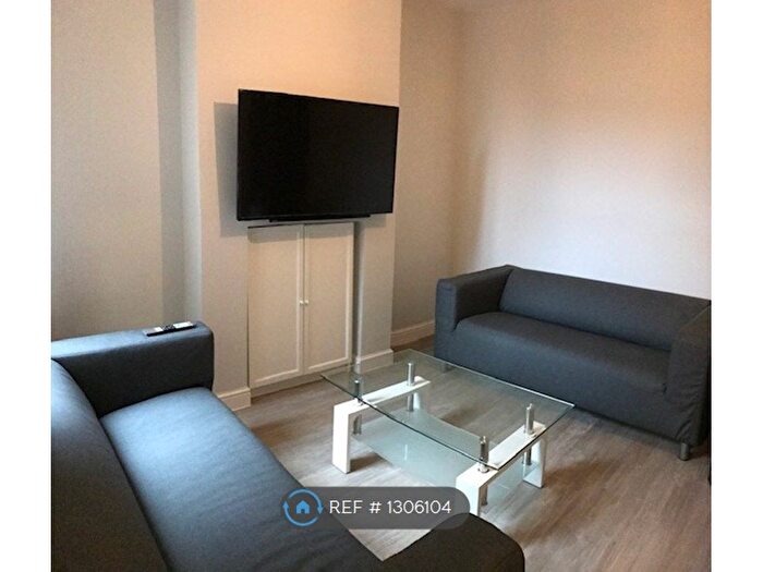 5 Bedroom Semi-Detached House To Rent In Newnham Avenue, Bedford, MK41