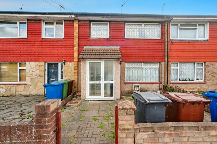 3 Bedroom Terraced House For Sale In Russell Road, Tilbury, Essex, RM18