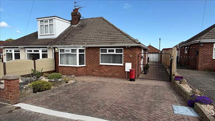 2 Bedroom Semi-Detached Bungalow For Sale In Hill Top Place, Grimsby, DN34
