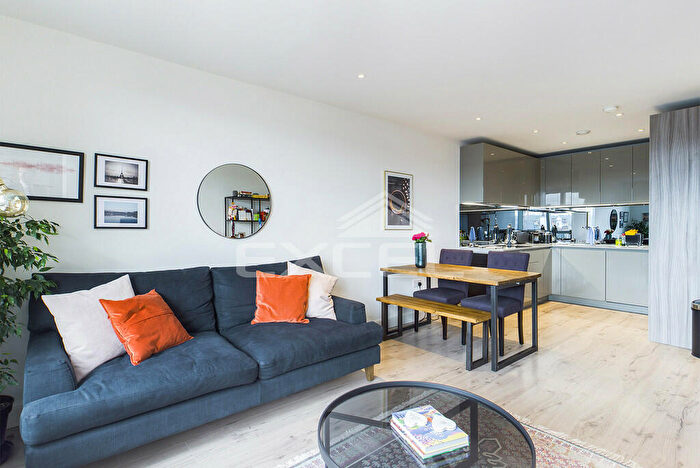 2 Bedroom Apartment To Rent In Grafton Court, Finchley Rd, NW11