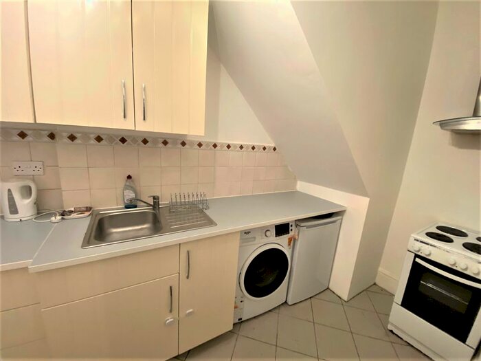 Studio To Rent In Broomfield Rd, Chadwell Heath, RM6