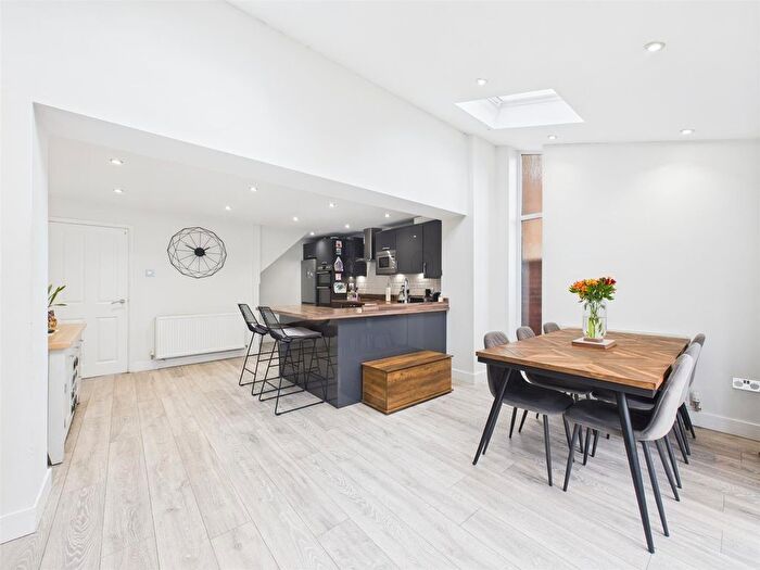 3 Bedroom Detached House For Sale In Saxon Close, Longlevens, Gloucester, GL2