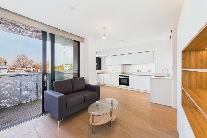 Apartment To Rent In Highgate Hill, London, N19