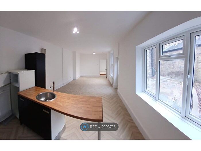 2 Bedroom Flat To Rent In Bedford Hill, London, SW12