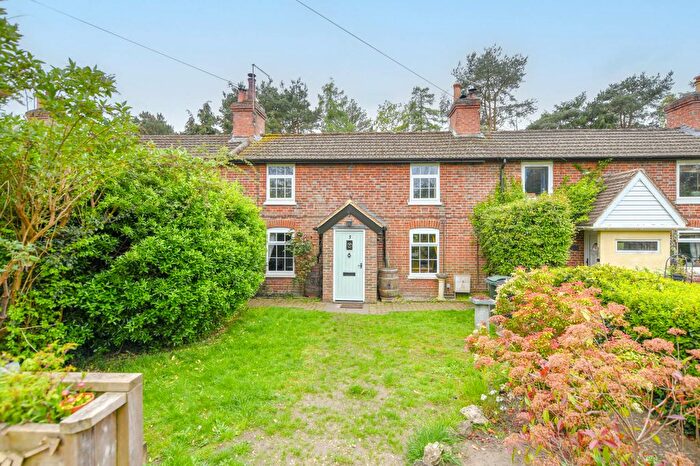1 Bedroom Cottage For Sale In Chapel Row, Hothfield, TN25